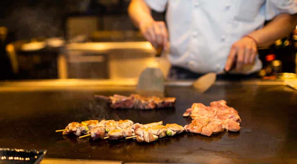 Gerecht wordt bereid op de teppanyaki-bakplaat bij restaurant Yuzu in Enschede