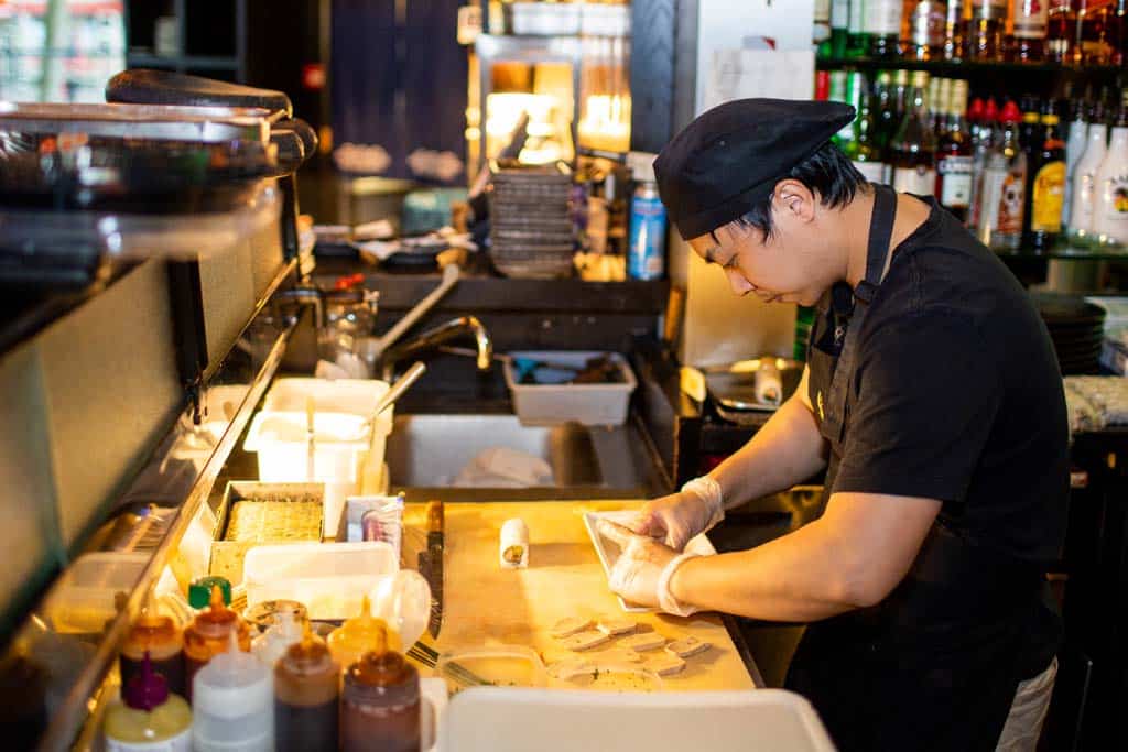 Sfeervolle eetzaal met warme verlichting bij restaurant Yuzu in Enschede